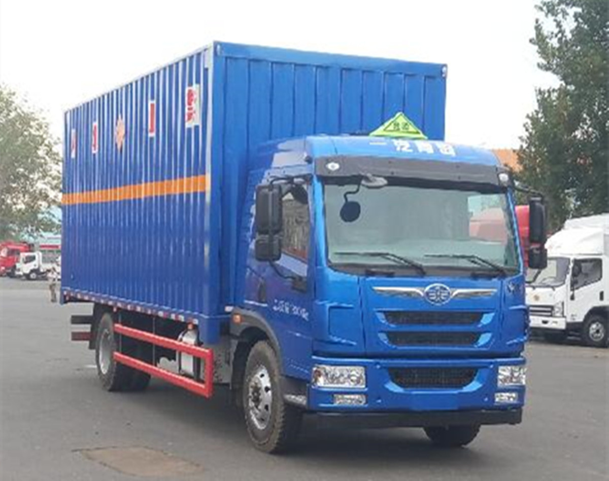 解放7.6米貨廂甲醇液體廂式運輸車
